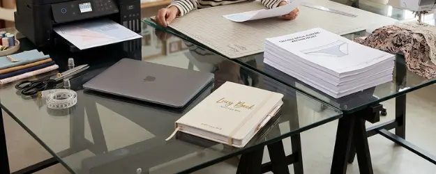 Impressora Epson imprimindo molde PDF Lucy Beck em folha A4